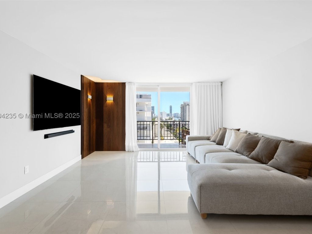 Oxford Towers, Hollywood property management