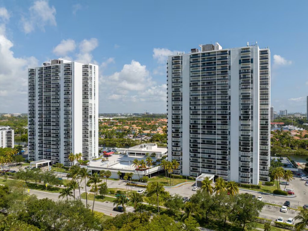 El Dorado, Aventura property management