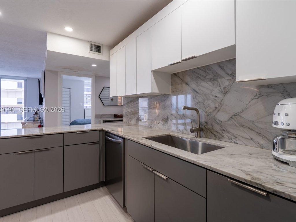Arlen Beach, Miami Beach property management