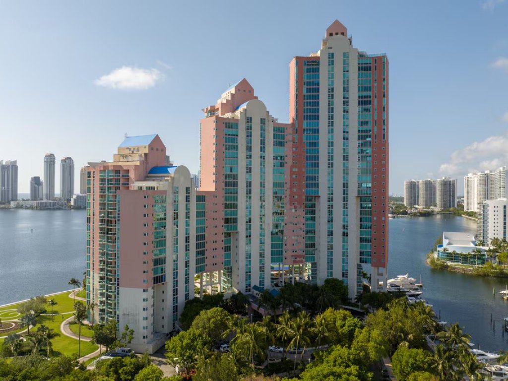 Hidden Bay, Aventura property management