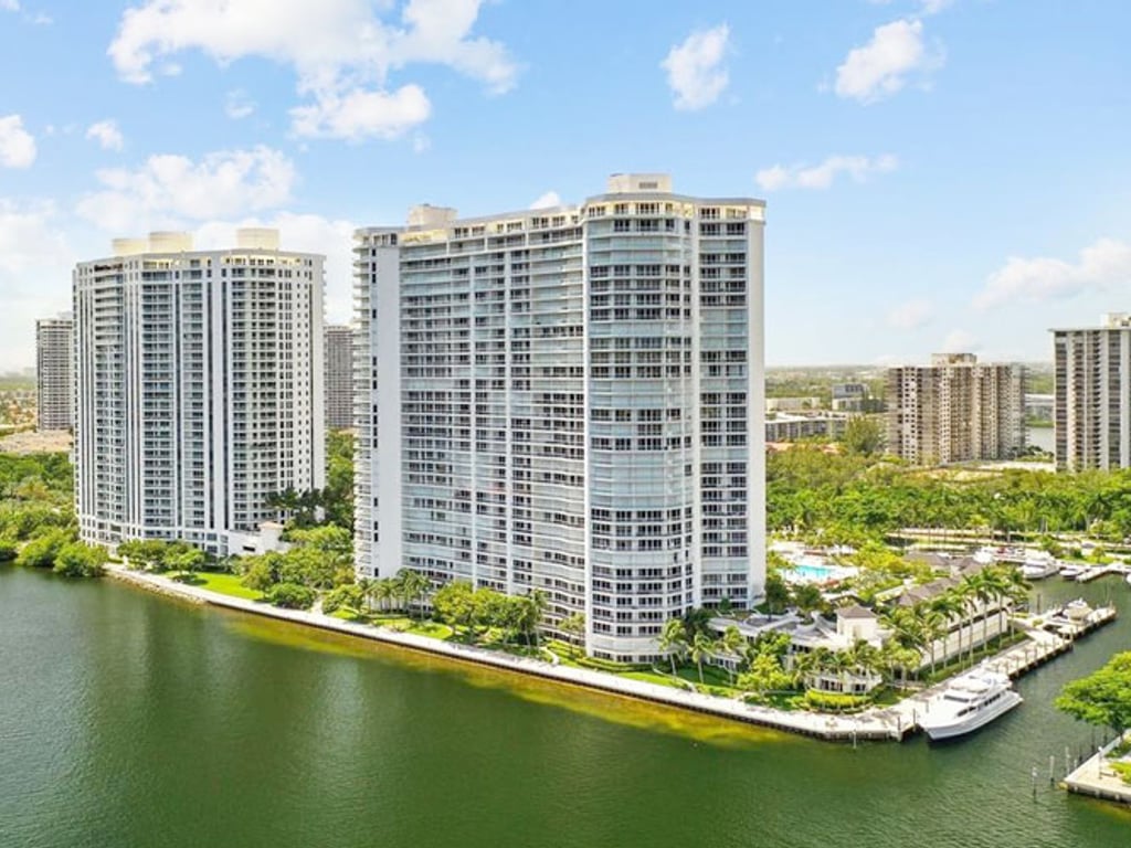 Bellini Aventura, Aventura property management