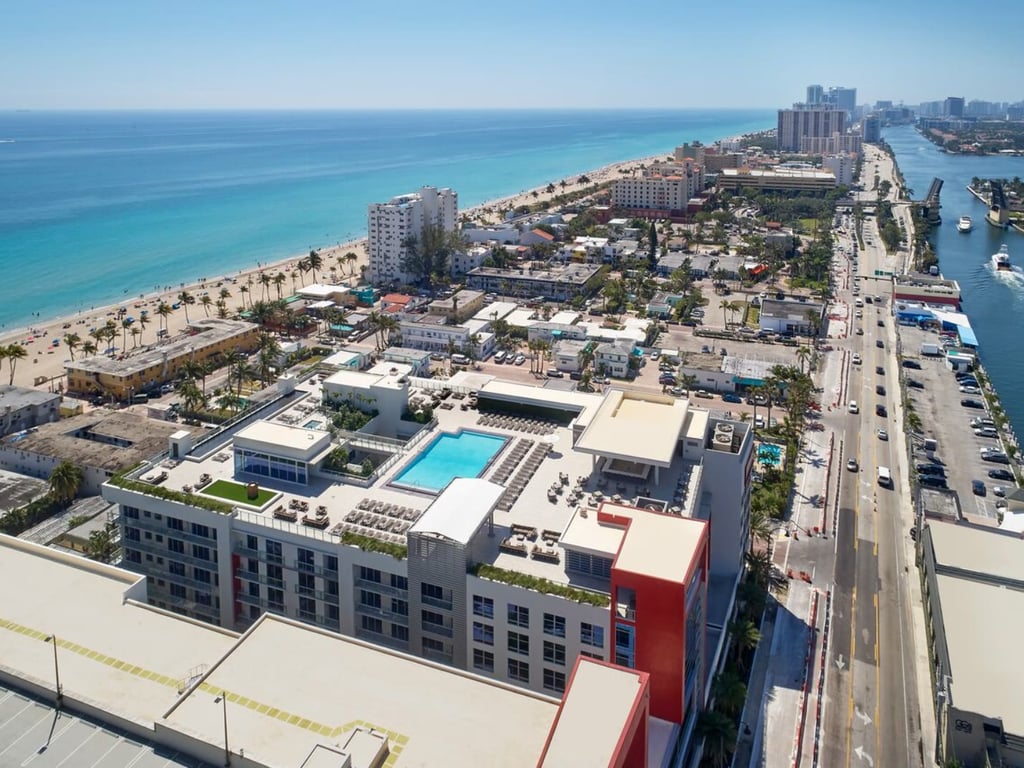 Costa Hollywood, Hollywood property management