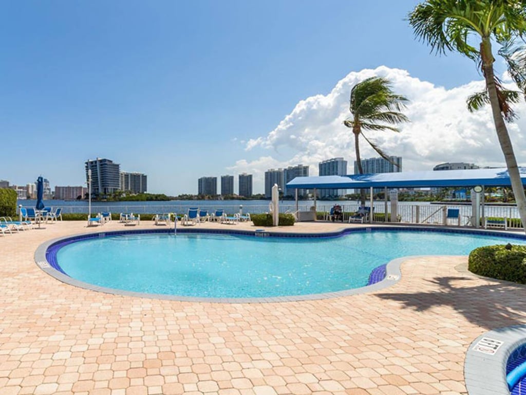 Mystic Pointe 500, Aventura property management
