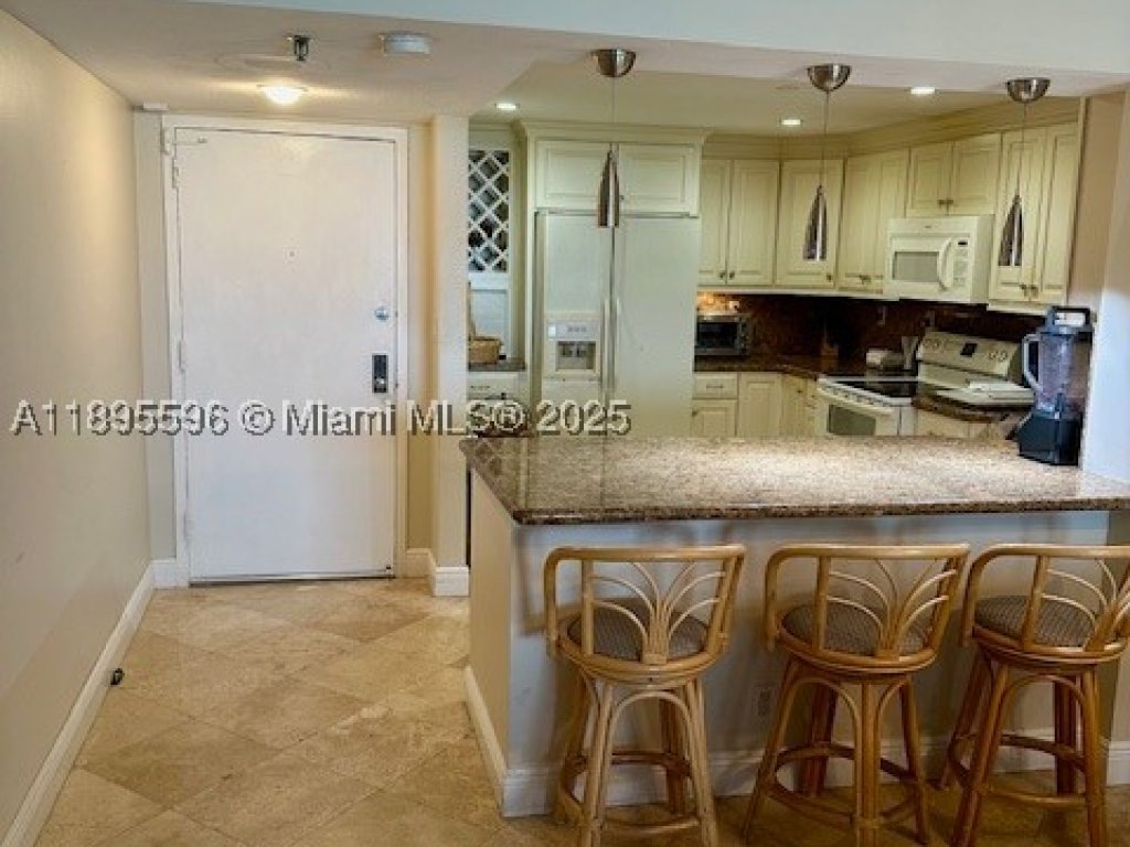 Oceanfront Plaza, Miami Beach property management