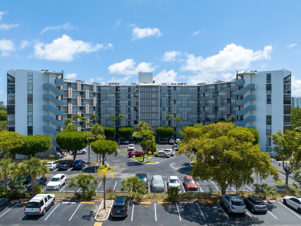Biscaya, Aventura property management