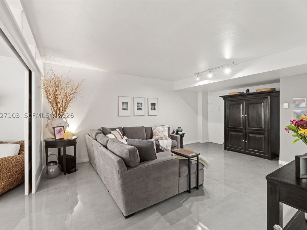 Carriage Club South, Miami Beach property management