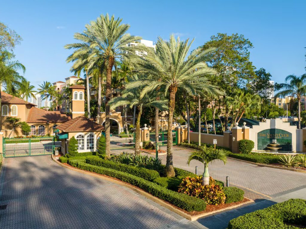 The Yacht Club at Aventura, Aventura property management