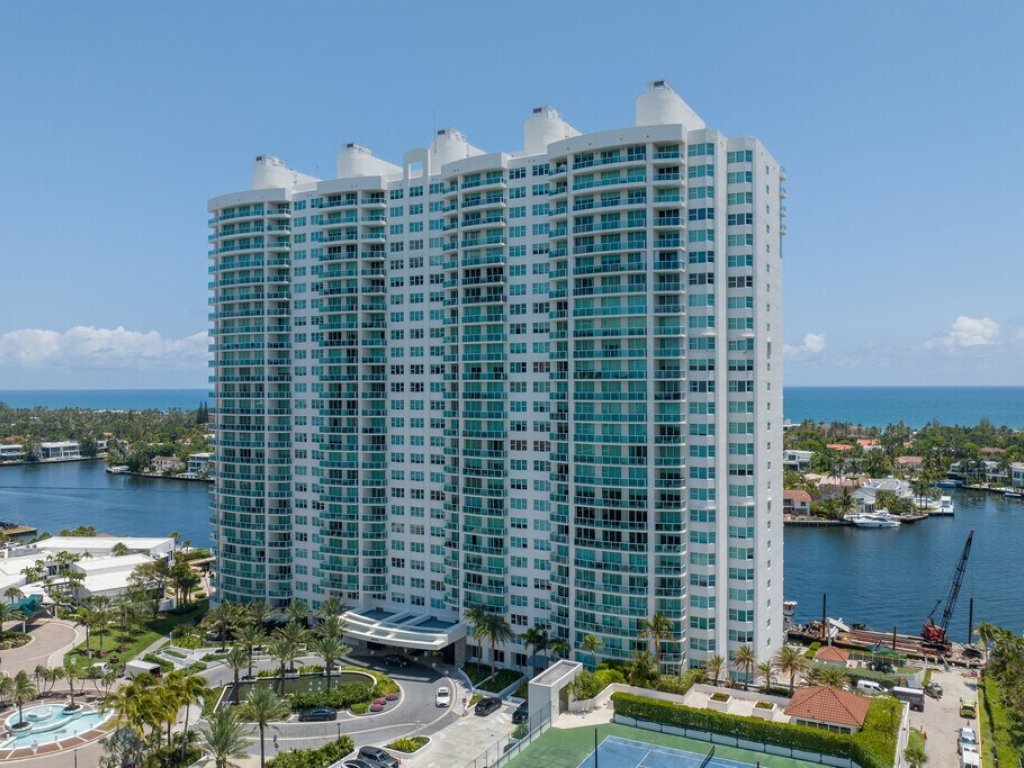 Hamptons South, Aventura property management