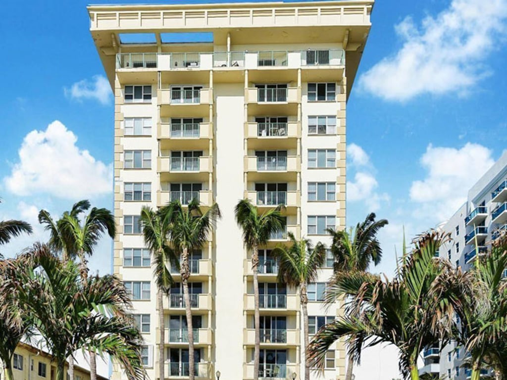 Carlisle On The Ocean, Surfside property management